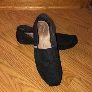 Lacy black Toms